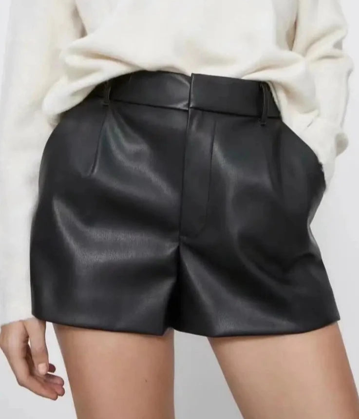 Shorts Couro Basic